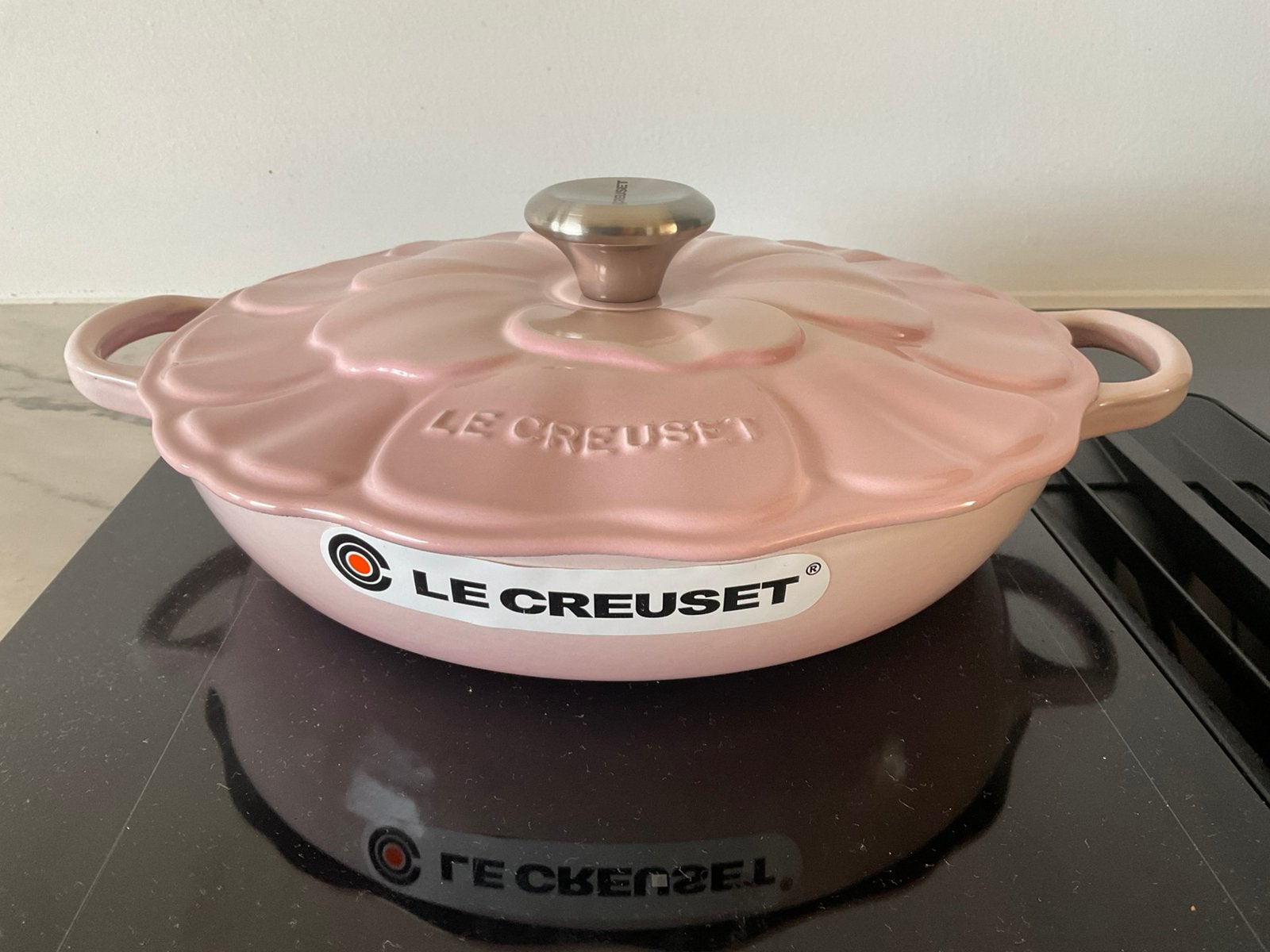 Le Creuset 26 cm bloesem campagnard, shell pink, nieuw, Huis en Inrichting, Keuken | Potten en Pannen, Gietijzer, Nieuw, Ophalen of Verzenden