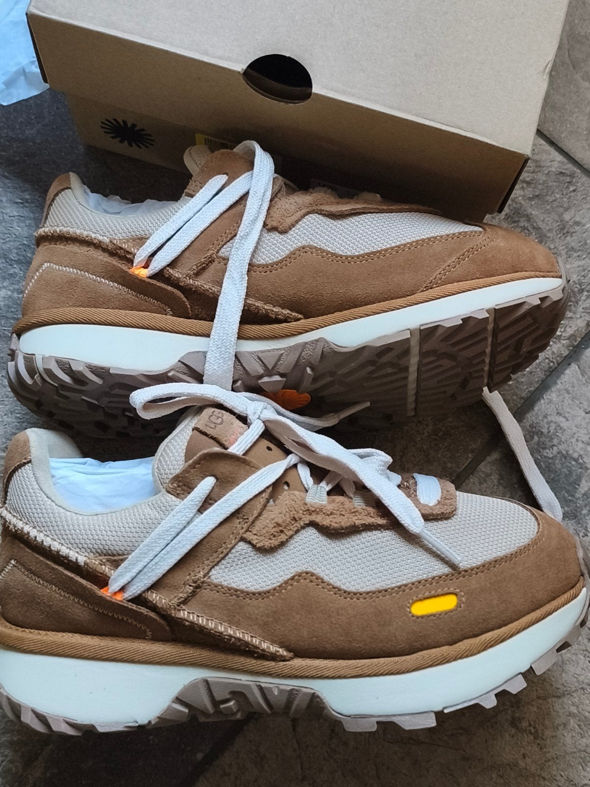 Sneakers van UGG. Maat 39, UGG, Beige, Nieuw, Ophalen of Verzenden