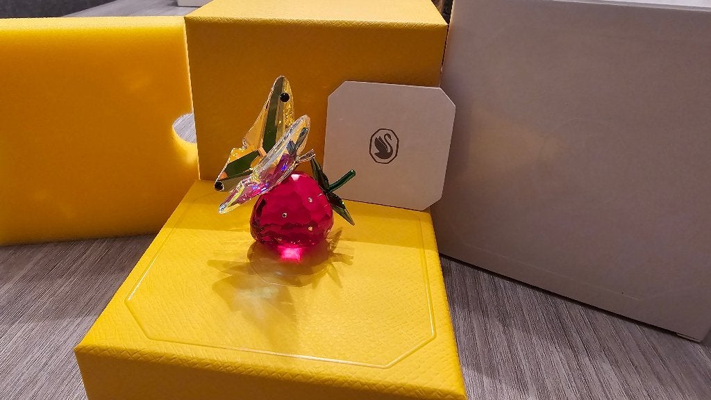 Swarovski Idyllia Aardbei Met Vlinder! NIEUW!, Ophalen of Verzenden, Nieuw, Figuurtje