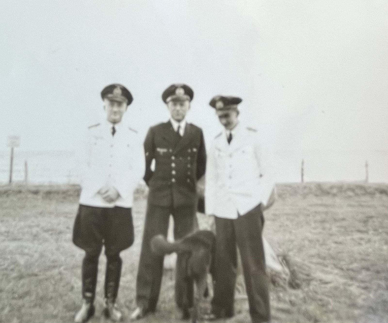 WO2 DUITS Zw/w foto 3 officieren , 2 in Zomeruniform 1941, Verzenden, Marine, Duitsland, Foto of Poster