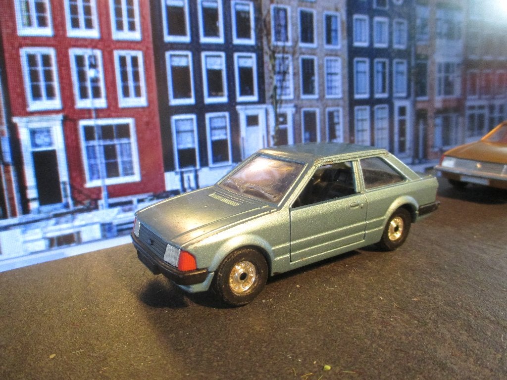 1:36 Ford Escort Mk.3 GL - Corgi met zwart interieur, Ophalen of Verzenden, Gebruikt, Auto, Corgi