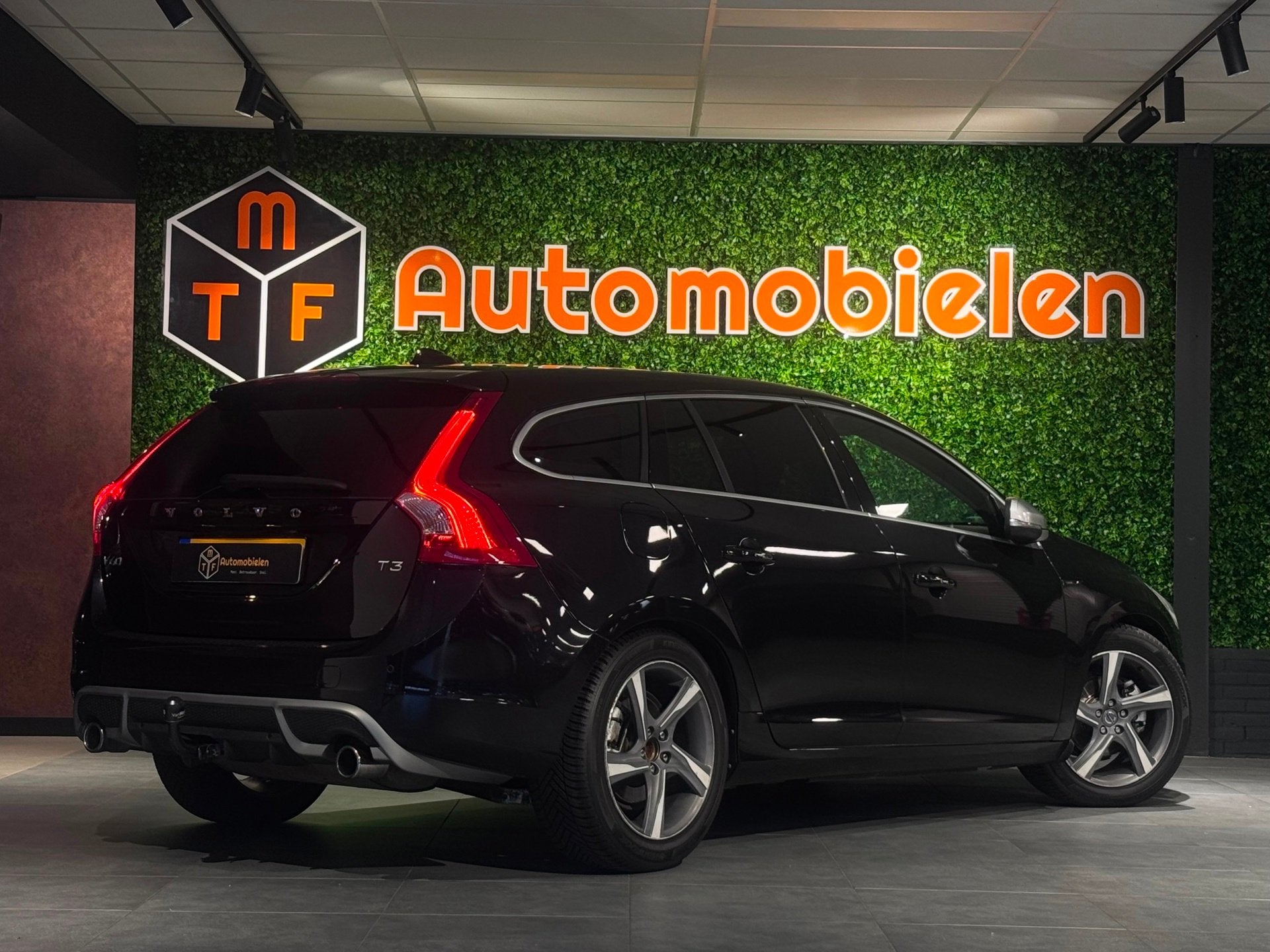 Volvo V60 1.6 T3 R-DESIGN |NAVI|TREKHAAK|OrgNL|DAKDRAGERS, Gebruikt, 4 cilinders, 150 pk, Leder en Stof