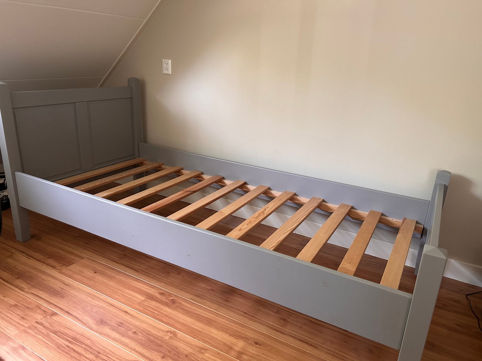Massief grenen bed, Ophalen, 85 tot 100 cm, Zo goed als nieuw, Lattenbodem
