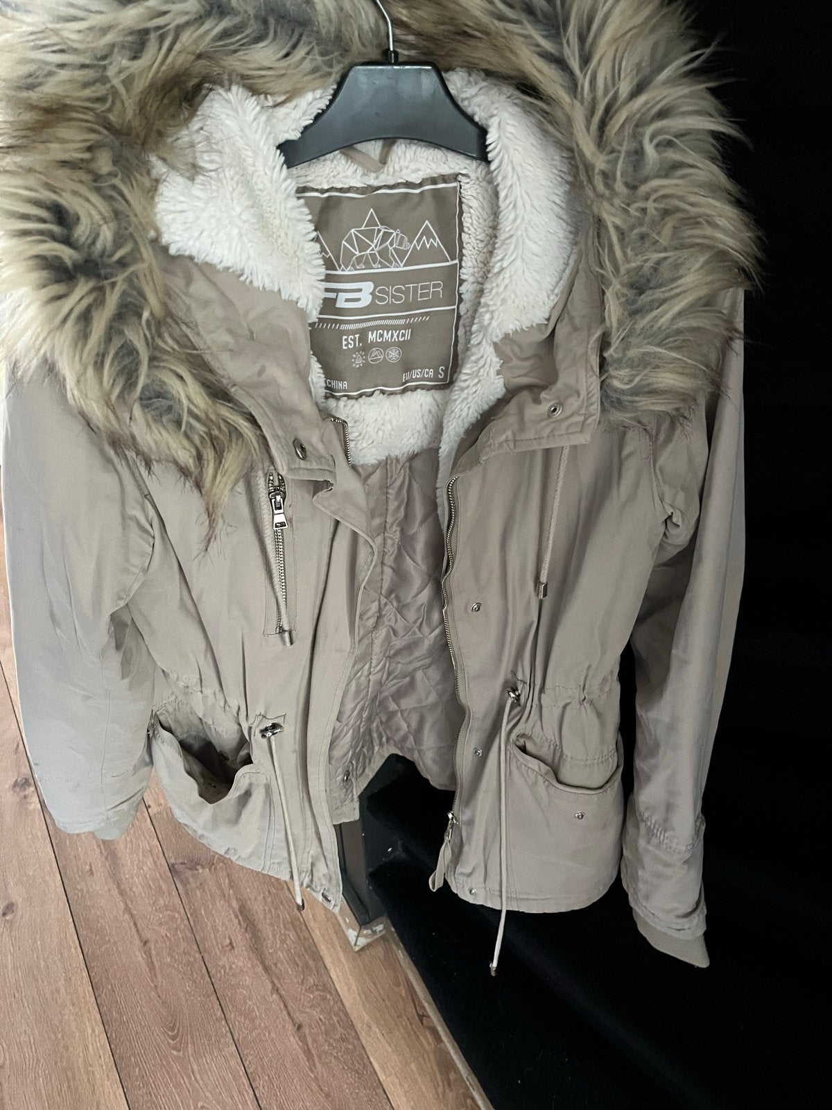 FB Sister winterjas met teddy voering en bontkraag, Ophalen of Verzenden, Gedragen, Maat 36 (S), Beige