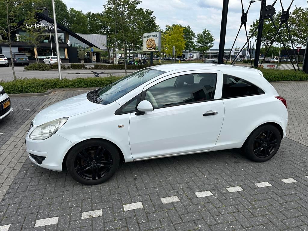 Opel Corsa 2009 Wit net door APK gehaald!!, Voorwielaandrijving, 450 kg, 40 €/maand, Wit