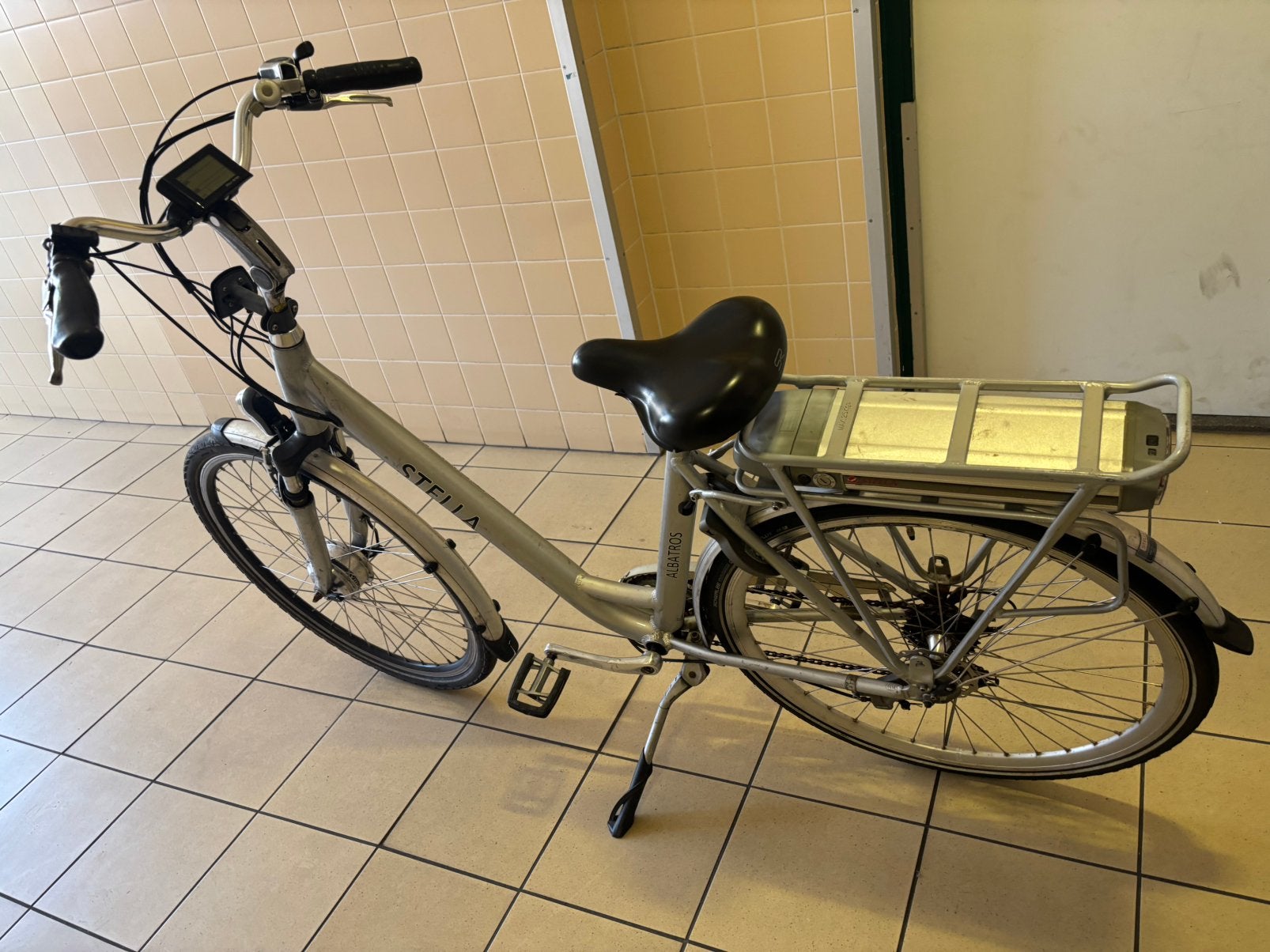 Stella elektrische fi met oplader, Ophalen, Zo goed als nieuw