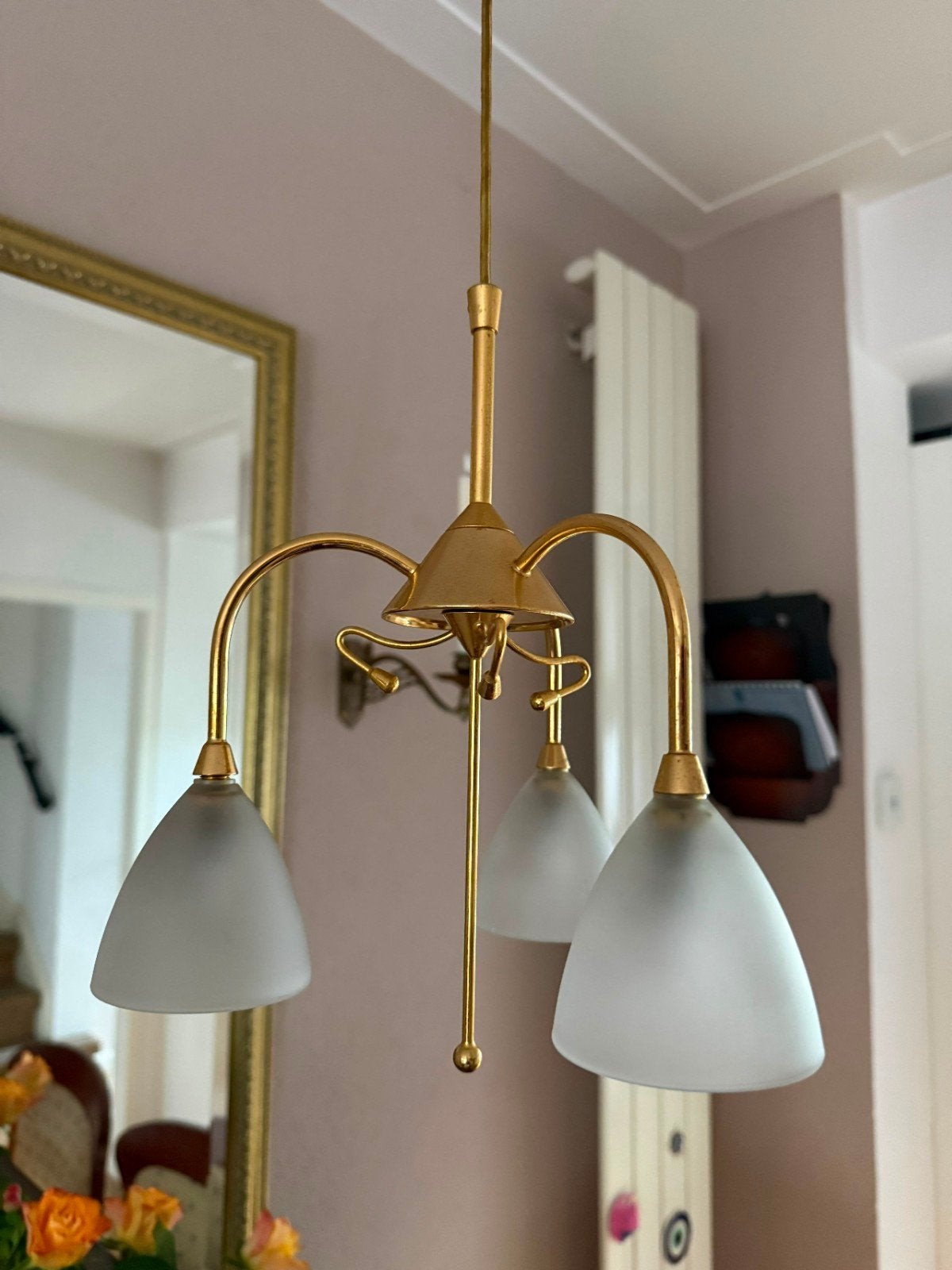 Goudkleurige hanglamp met katrol en 3 melkglazen kapjes, Huis en Inrichting, Lampen | Hanglampen, Ophalen of Verzenden, Gebruikt