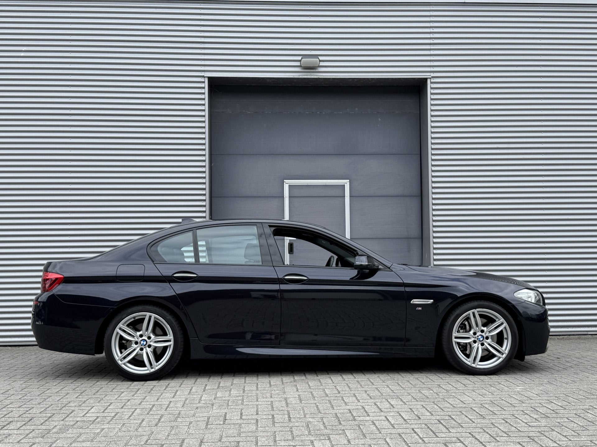 BMW 5 Serie 528i High Executive I Aut. I M-Pakket I Navi I L, Auto's, Automaat, Gebruikt, 4 cilinders, 2000 kg