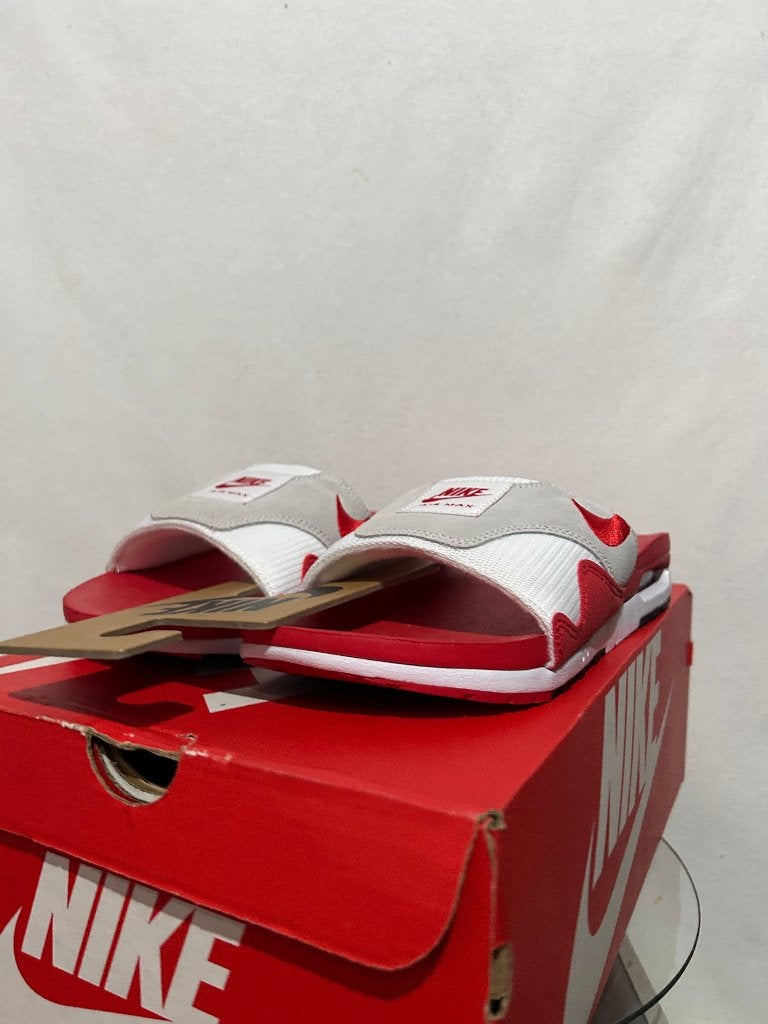 NIEUW IN DOOS! Maat 45 - Nike Air Max 1 Slide White Uni Red, Slippers, Overige kleuren, Verzenden, Nike