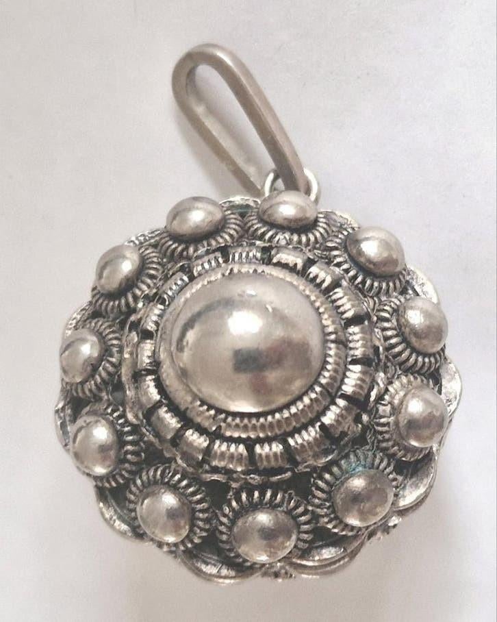 Forse knoop hanger., Sieraden, Tassen en Uiterlijk, Antieke sieraden, Ophalen of Verzenden, Overige materialen