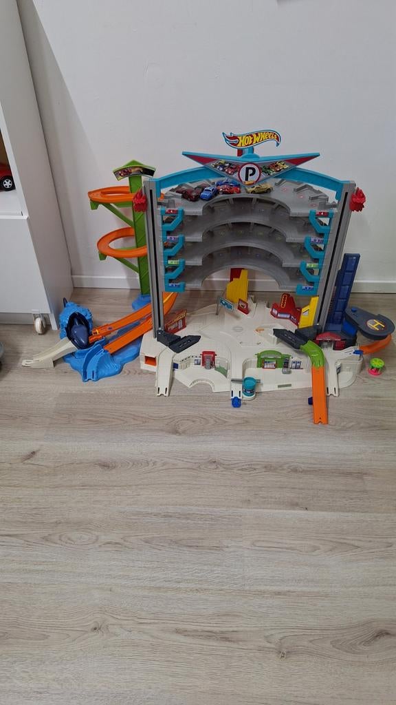 Hot Wheels Grote Garage met spiraal en haai, Ophalen, Gebruikt