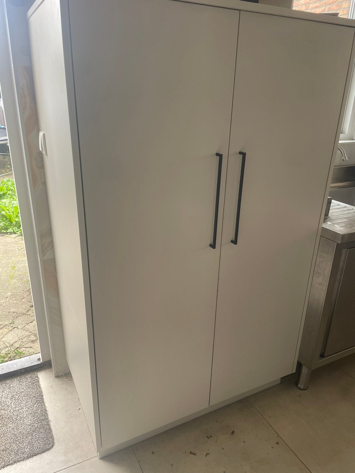 Opbergkast modern grijs met legplanken., Ophalen, Zo goed als nieuw