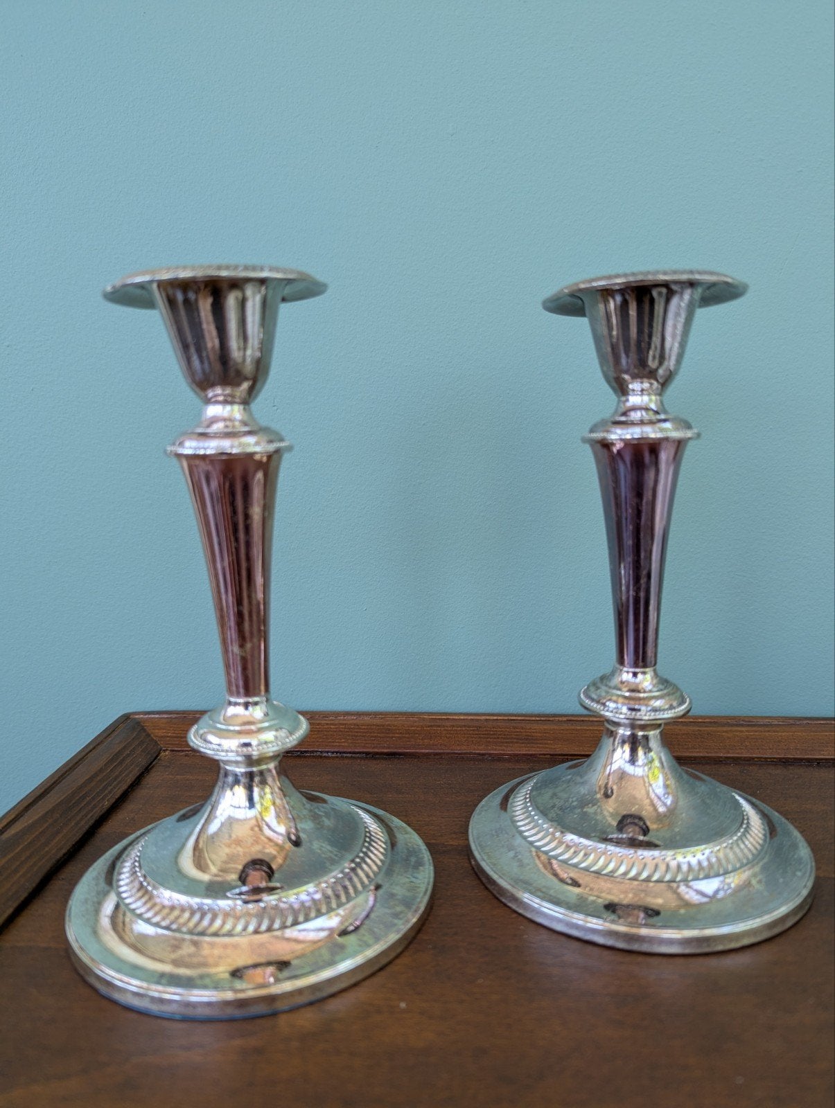 Paar klassieke verzilverde kandelaars met parelrand., Gebruikt, Overige merken, Ophalen of Verzenden, 18 cm