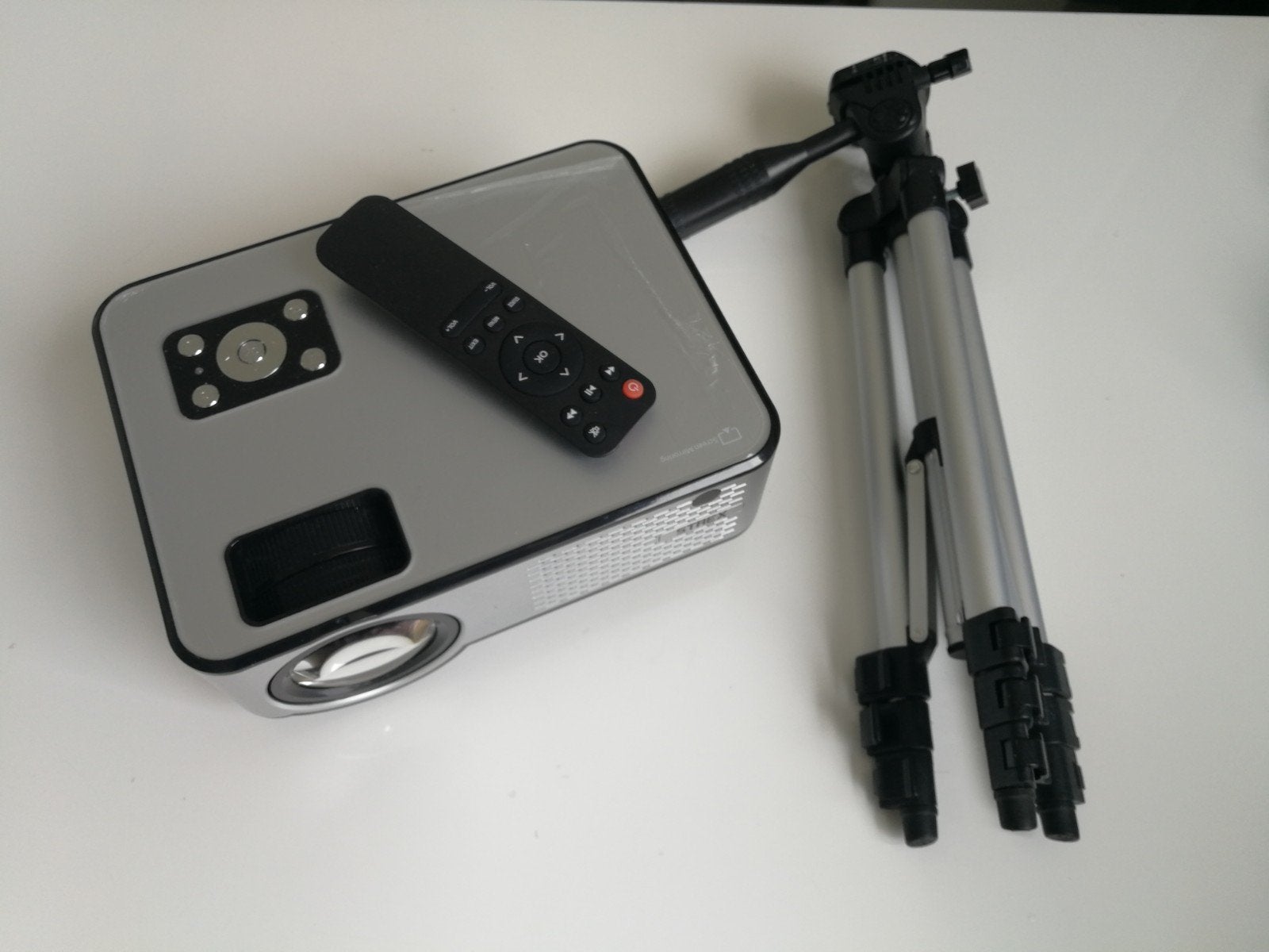 Strex SP64 Full HD Beamer met Statief - 700 Lumen, LED, Strex, Ophalen of Verzenden, Zo goed als nieuw