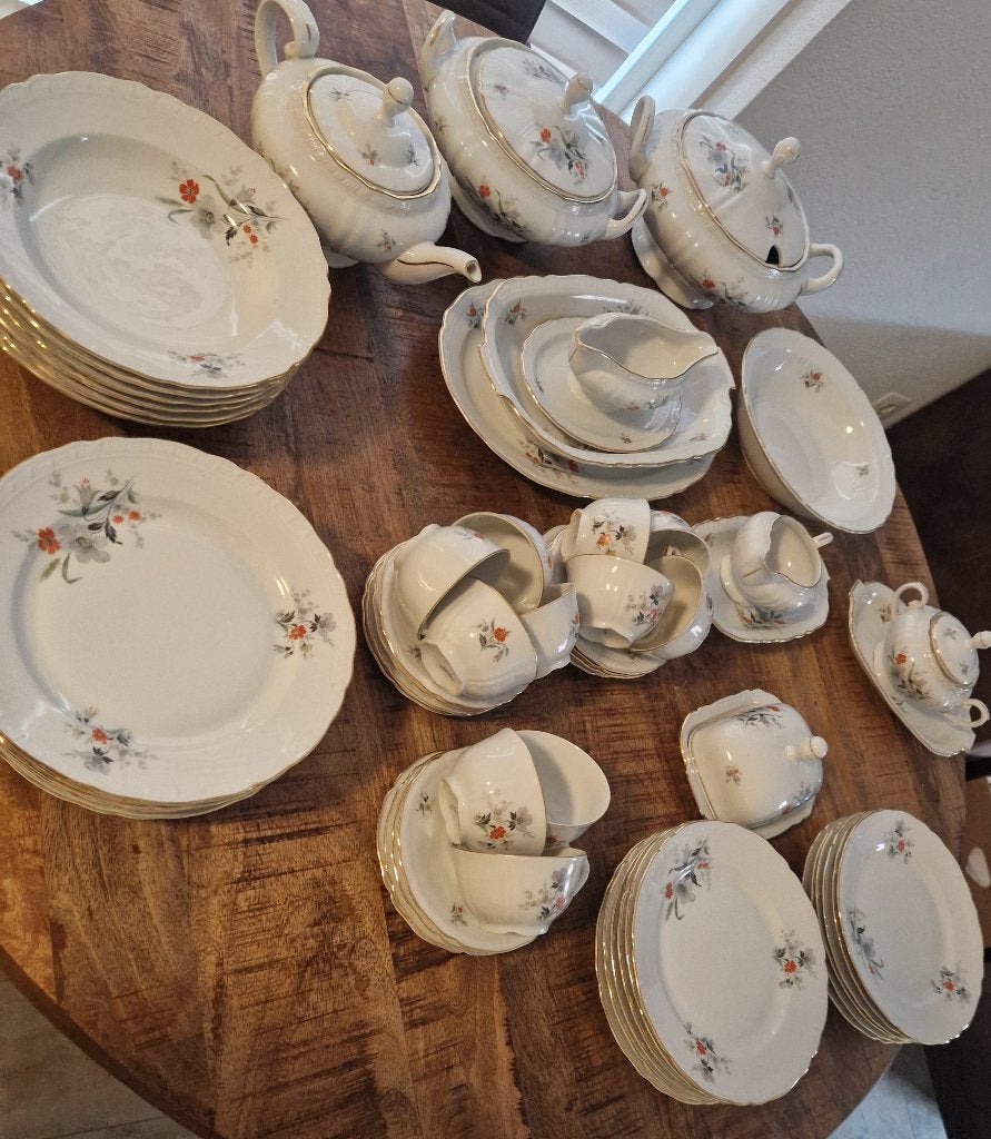 Uitgebreid servies met bloemmotief en gouden rand, Huis en Inrichting, Ophalen, Gebruikt, Overige merken, Klassiek