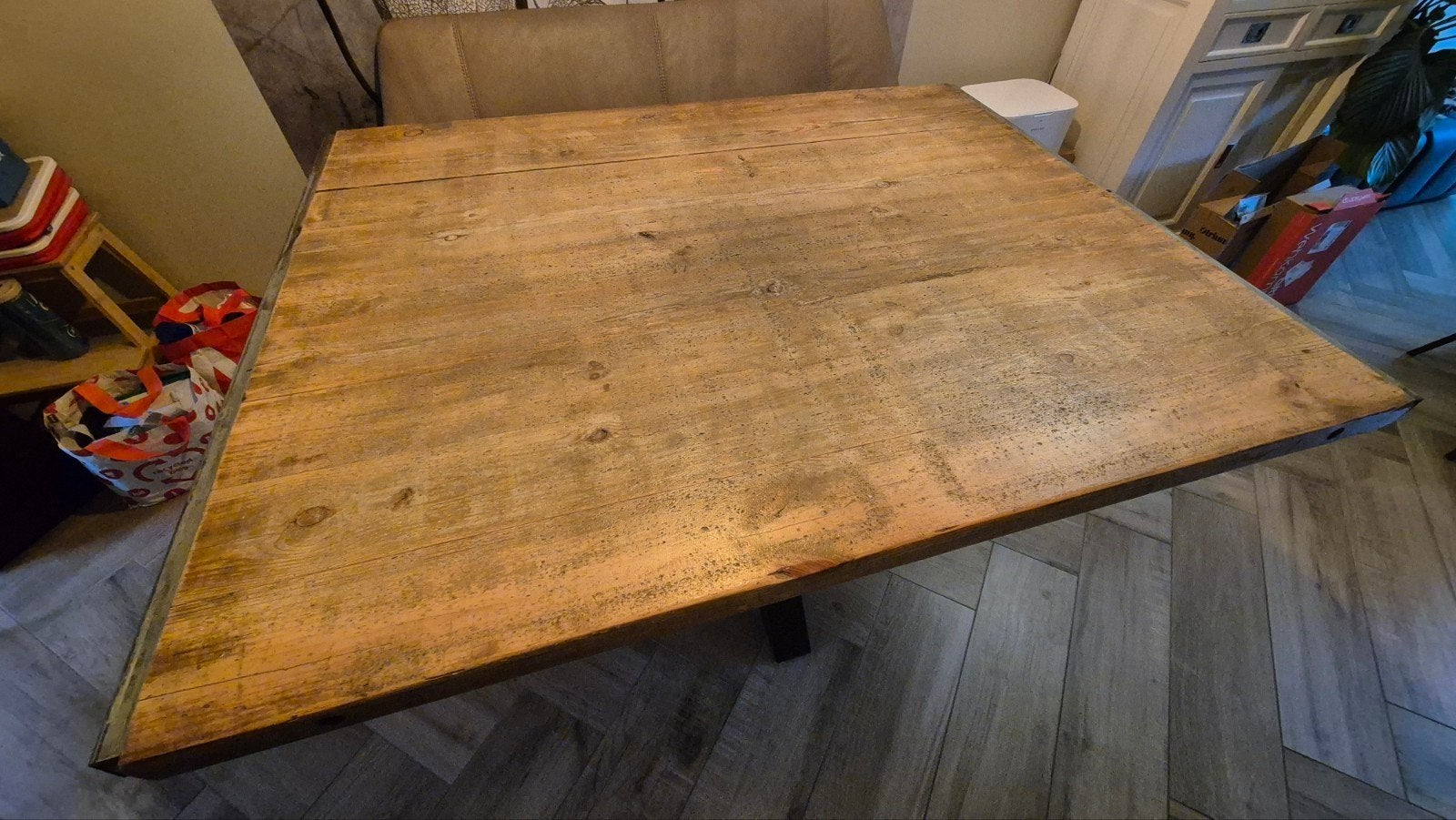 Eetkamertafel met stalen x-poot en steenschot blad, Gebruikt, Industrieel, Robuust, Landelijk, Vier personen, Rechthoekig