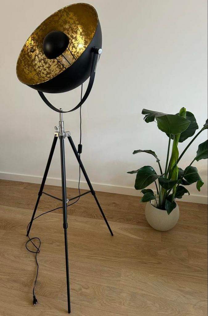 Moderne vloerlamp, Huis en Inrichting, Lampen | Vloerlampen, Ophalen of Verzenden, Zo goed als nieuw, Metaal, 150 tot 200 cm