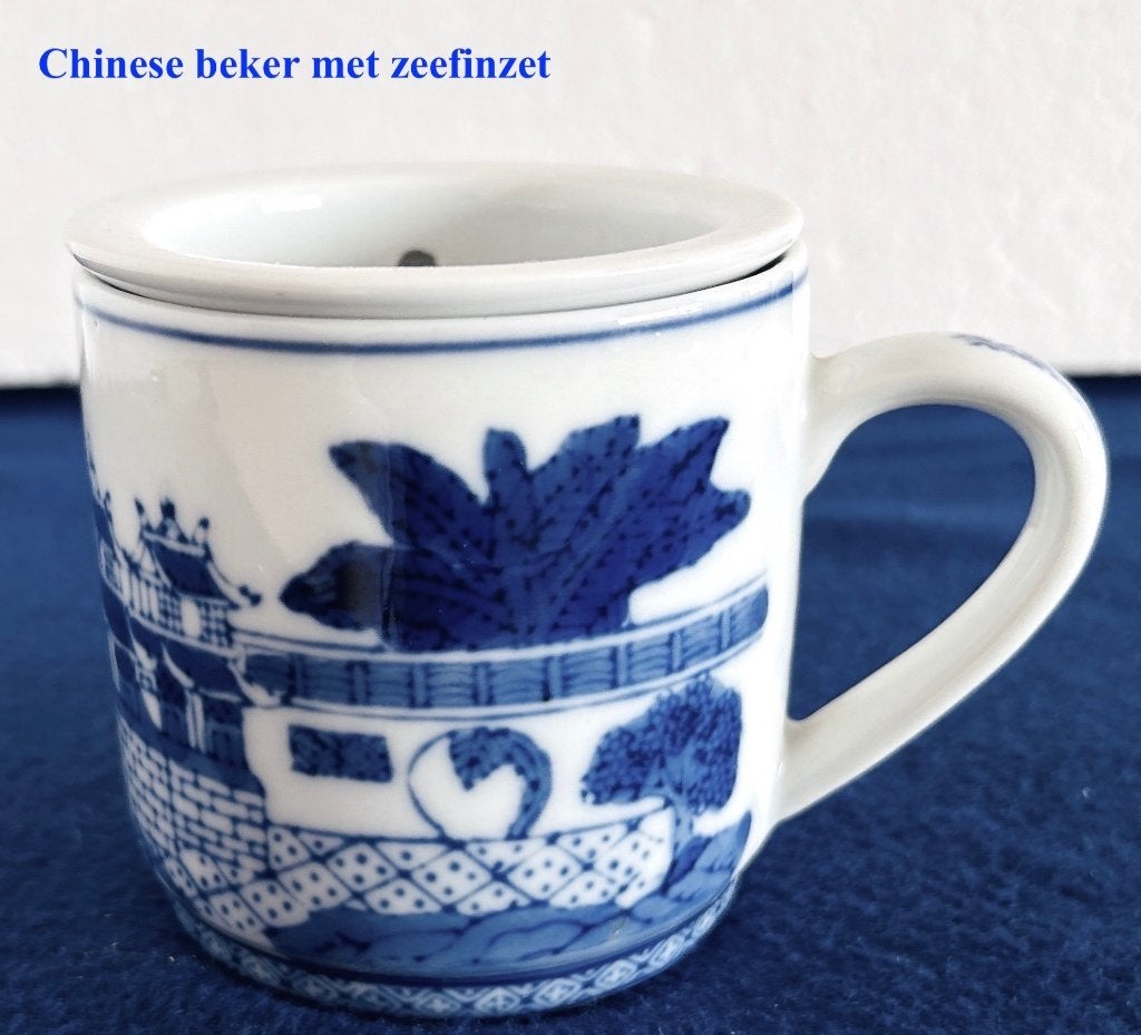 Chinese beker met zeefinzet Blauw Wit, gemerkt, Ophalen