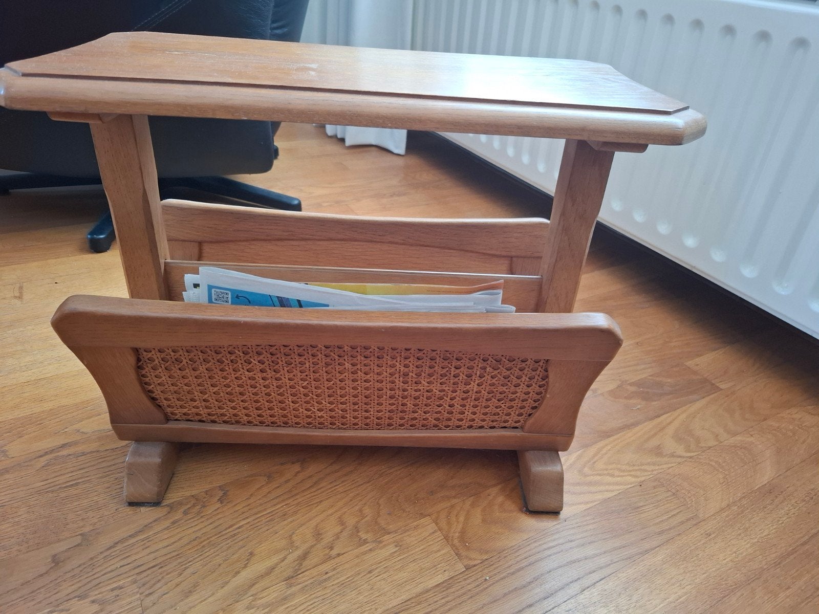 krantenbak licht eiken met webbing, Huis en Inrichting, Woonaccessoires | Krantenbakken en Lectuurbakken, Bijzettafel met lectuurbak