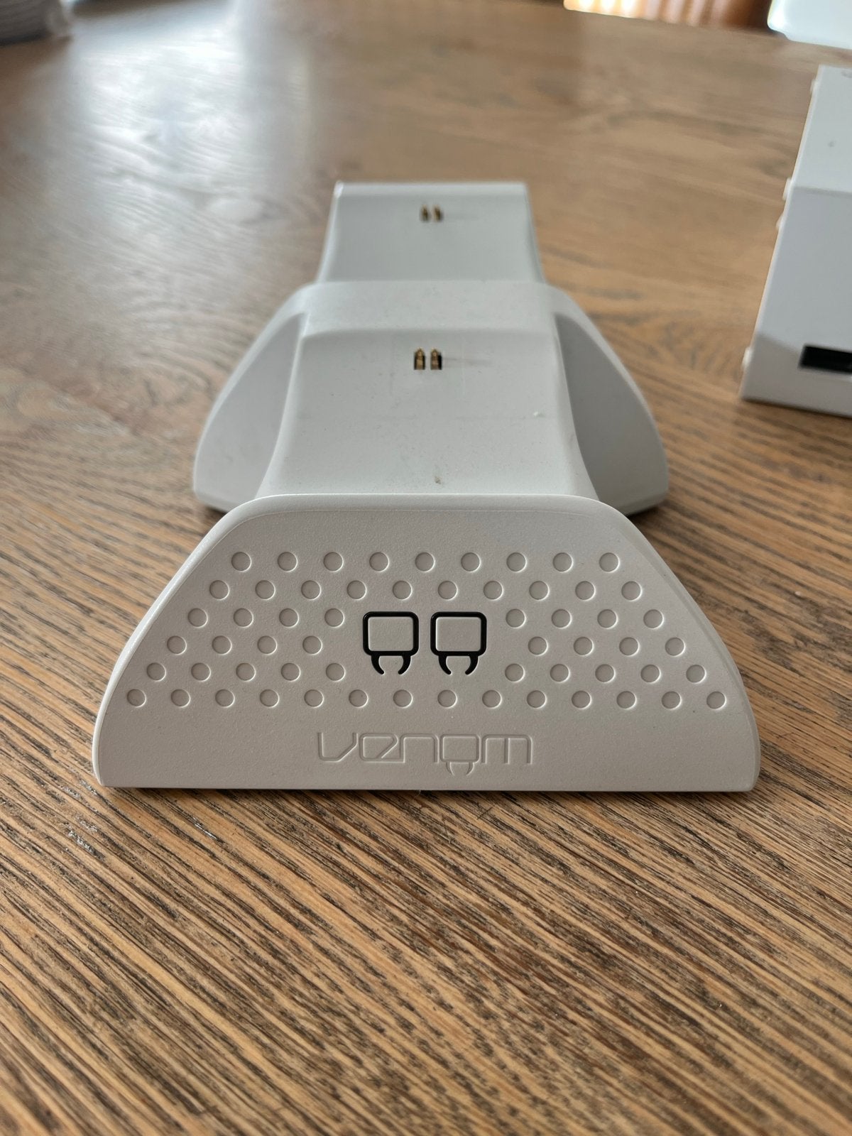 Foto 6 van Xbox Series S met 4 controllers en oplaadstation