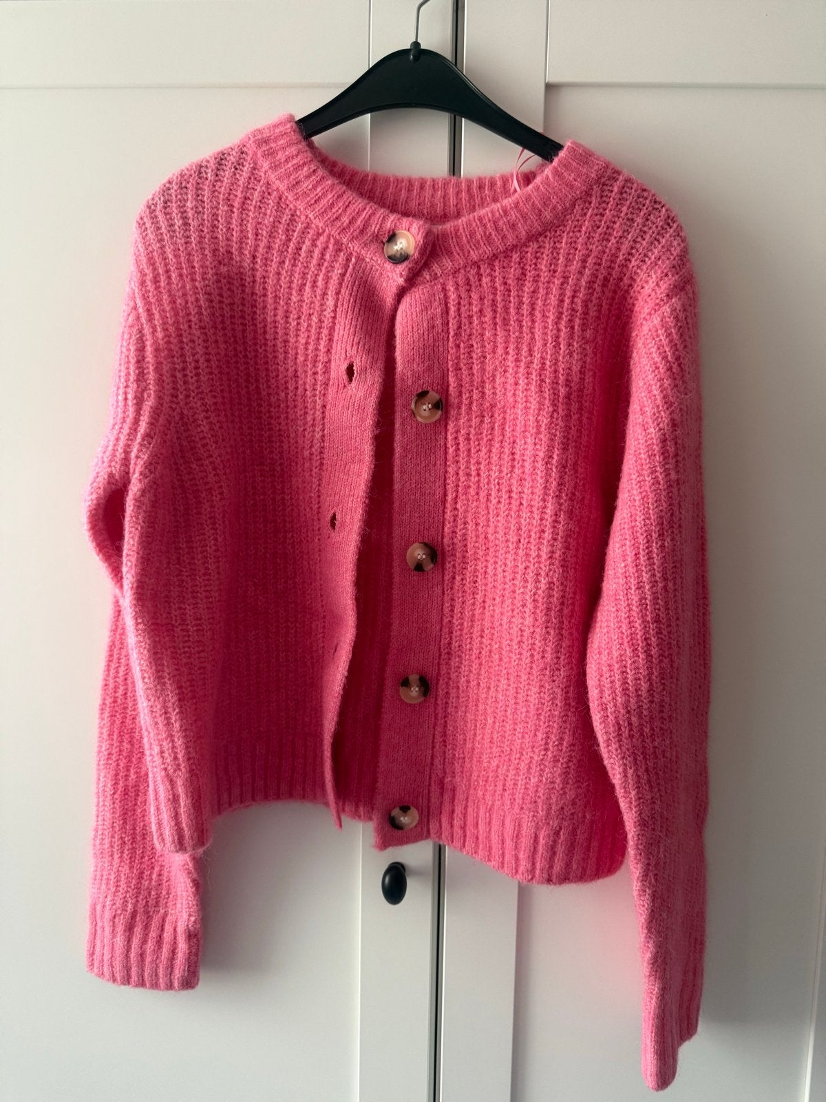 Roze gebreide trui met bruine knopen - Primark Maat M, Kleding | Dames, Ophalen, Gedragen, Maat 38/40 (M), Roze
