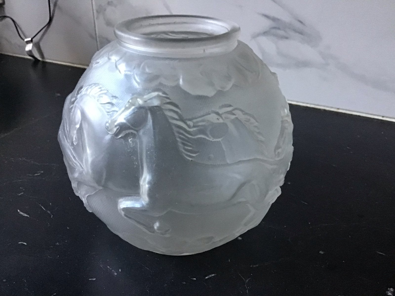 Vintage gesatineerde glazen vaas met paardenreliëf, Ophalen
