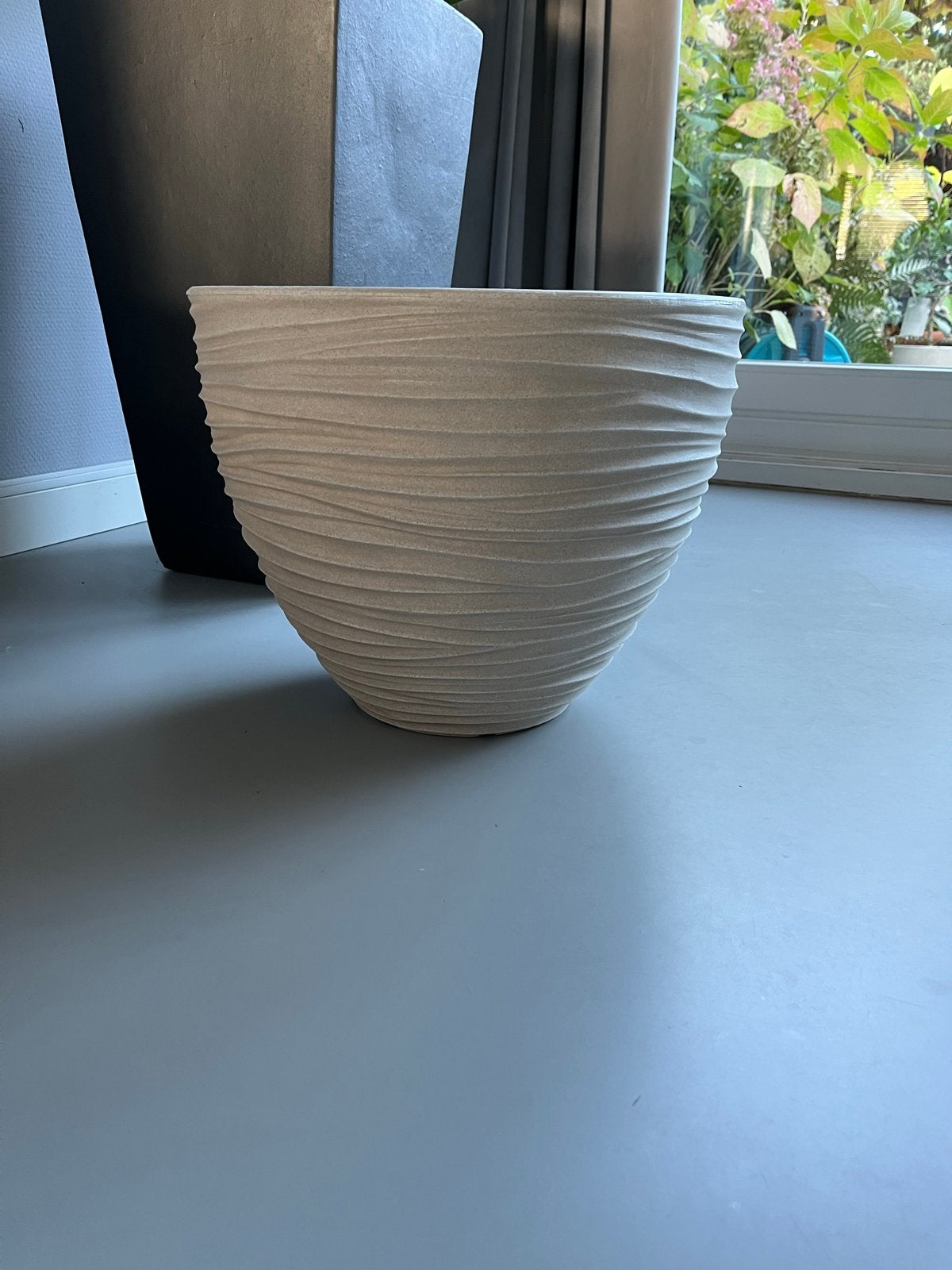 Kunststof bloempot met golvend design - 31 cm hoog, Kunststof, Gebruikt, Rond, Ophalen of Verzenden