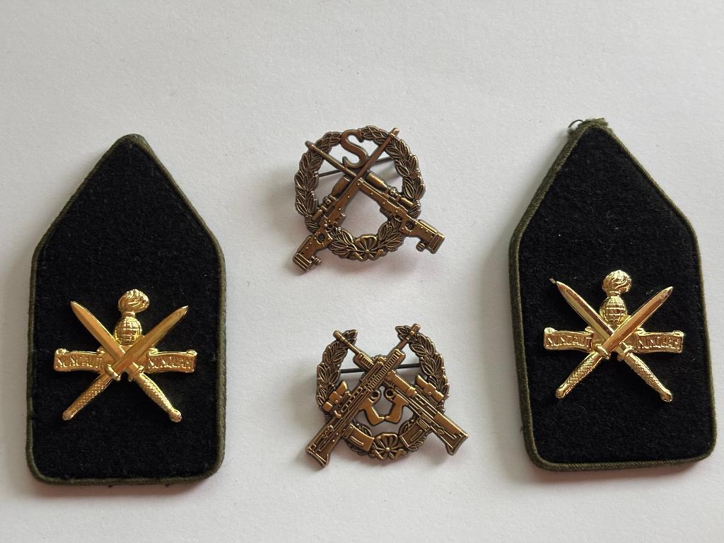 KCT kraag emblemen DT met Sniper en scherpschutter speld, Verzenden, Landmacht, Nederland, Kleding of Schoenen