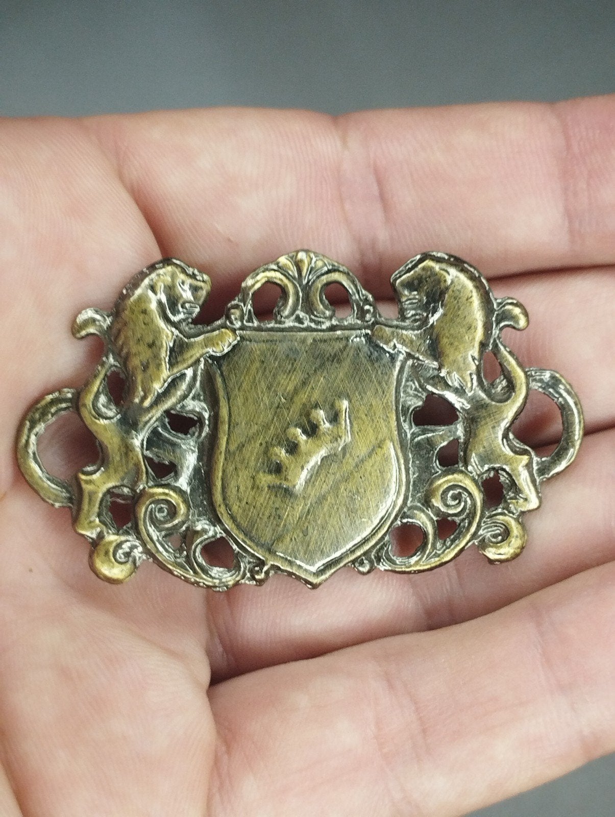 Antieke Vintage Riemgesp met Leeuwen en Kroon – Goudkleur, Ophalen of Verzenden, Goud, Overige materialen