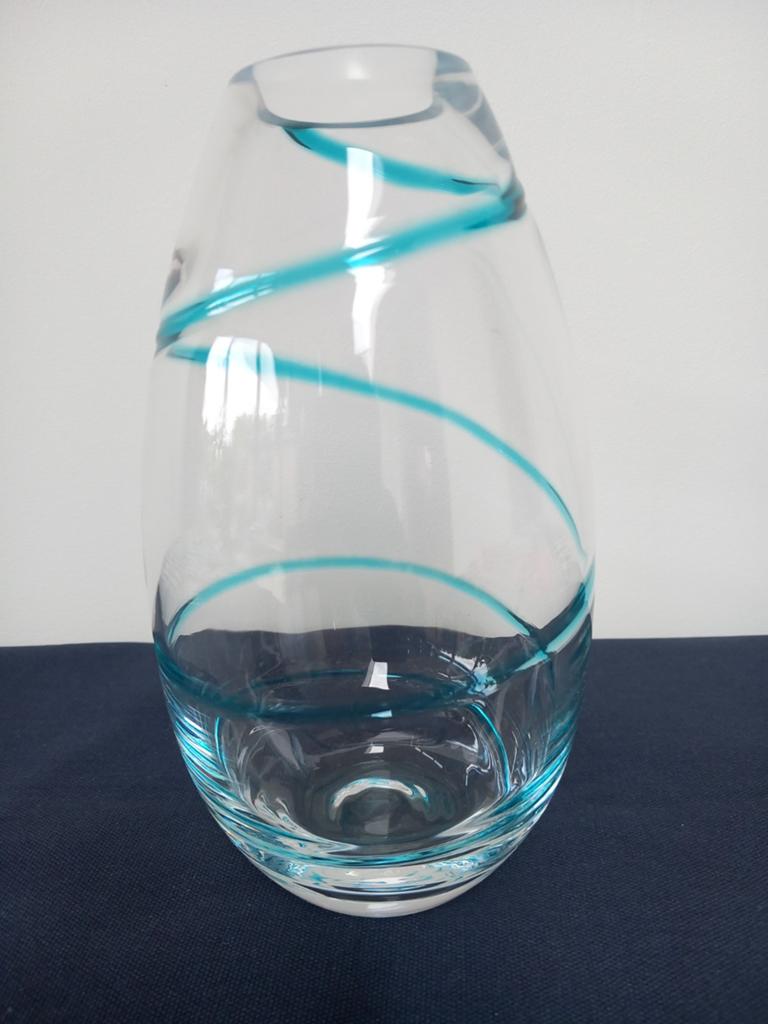Glazen vaas met turquoise spiraal, 18 cm hoog, Ophalen of Verzenden