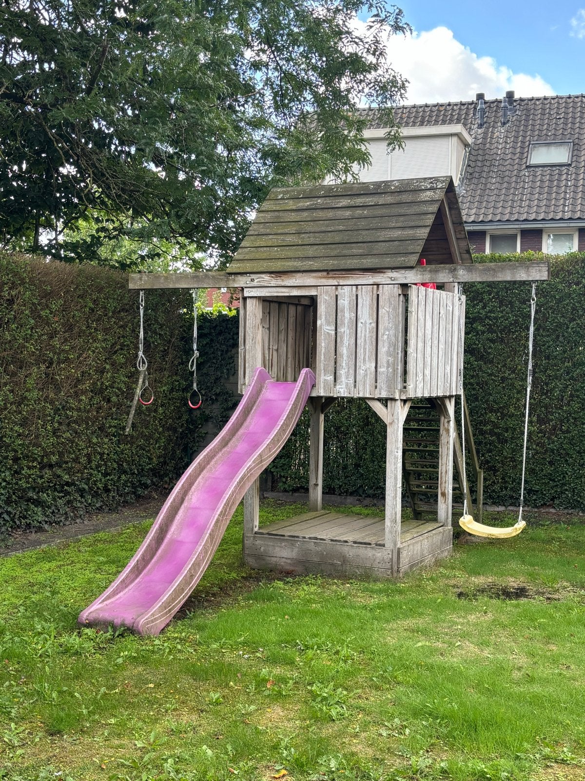 Houten speelhuisje met glijbaan en schommels, Kinderen en Baby's, Ophalen, Gebruikt, Glijbaan