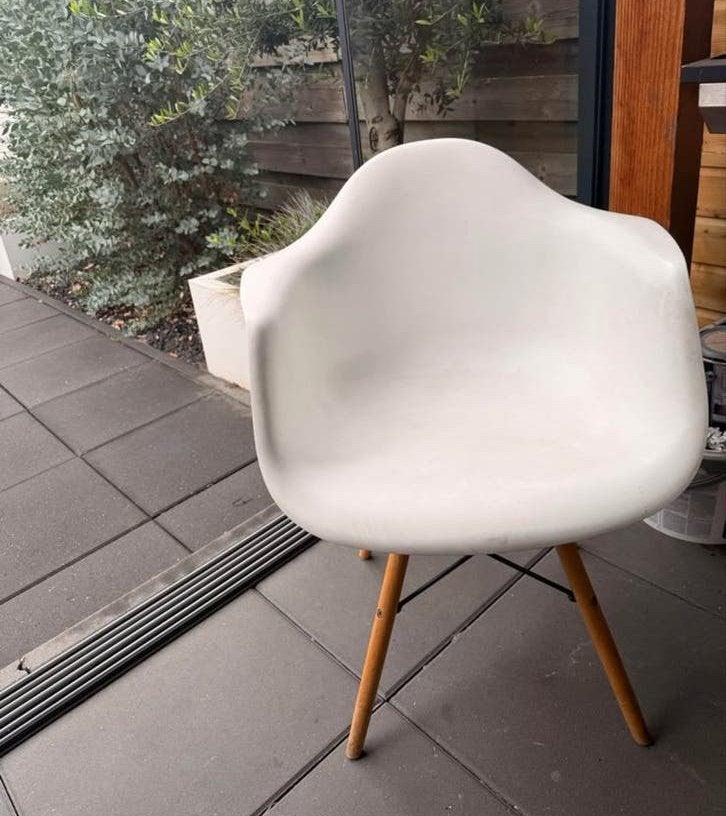 Witte kuipstoel met houten poten, Ophalen, Kunststof, Gebruikt, Wit