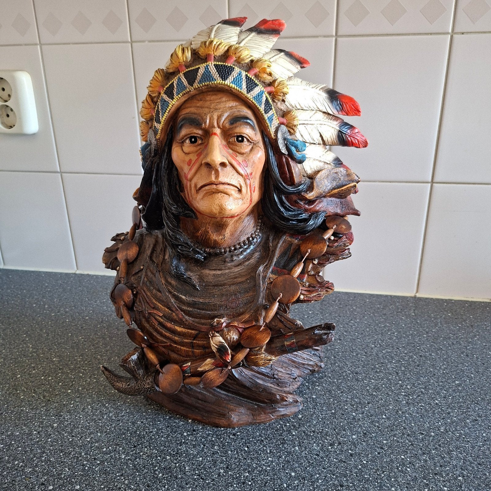 Buste van Indiaan met veren hoofdtooi, Ophalen of Verzenden
