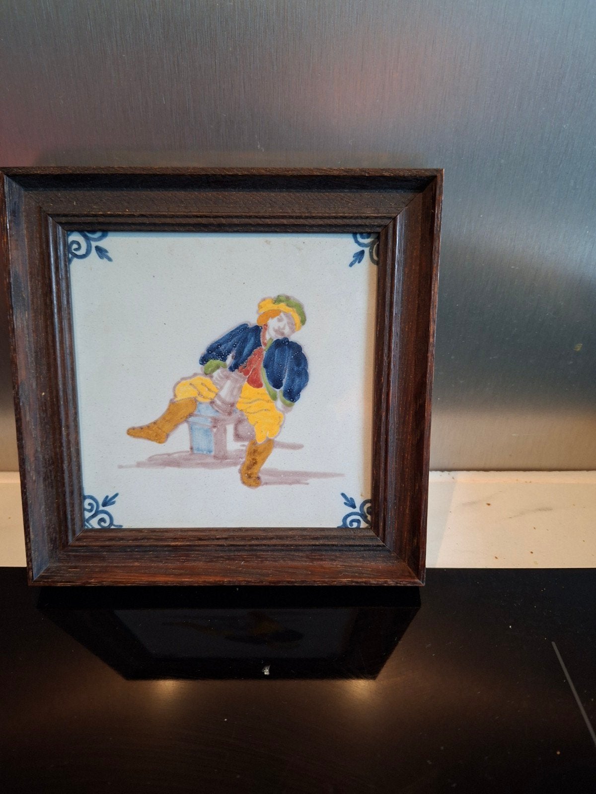 Ingelijste Makkum tegel met traditionele voorstelling, Antiek en Kunst, Ophalen of Verzenden