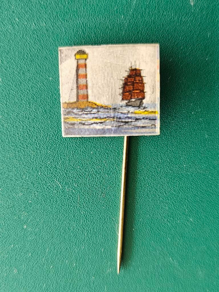Speldje scheepvaart met vuurtoren en tallship, Verzamelen, Speldjes, Pins en Buttons, Ophalen of Verzenden, Zo goed als nieuw