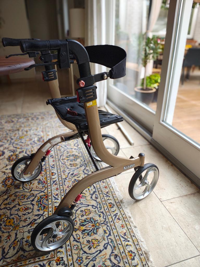 Rollator Nitro champagne M, Diversen, Rollators, Ophalen, Lichtgewicht, Zo goed als nieuw
