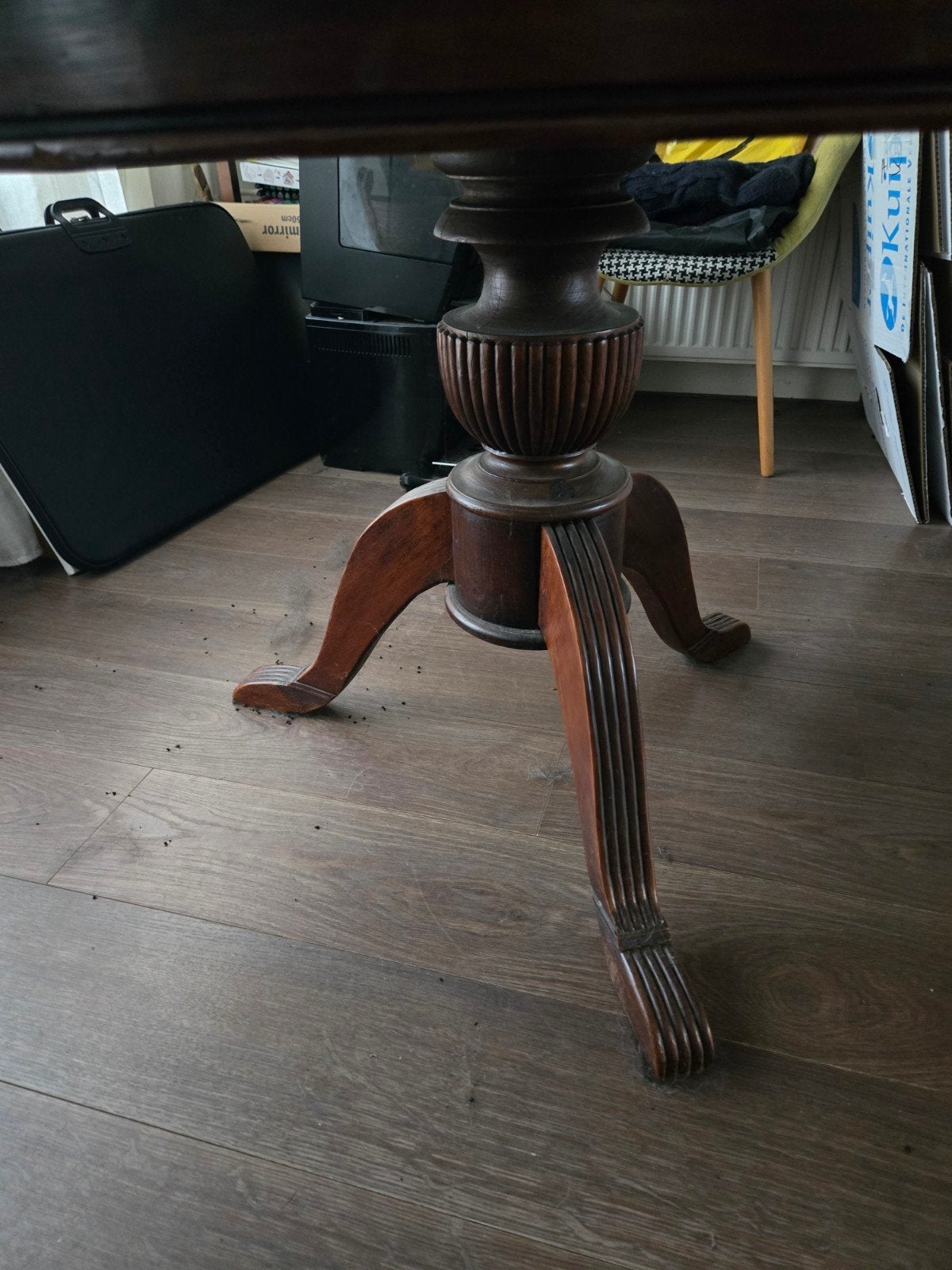 Foto 4 van Antieke ronde eettafel van donker eiken