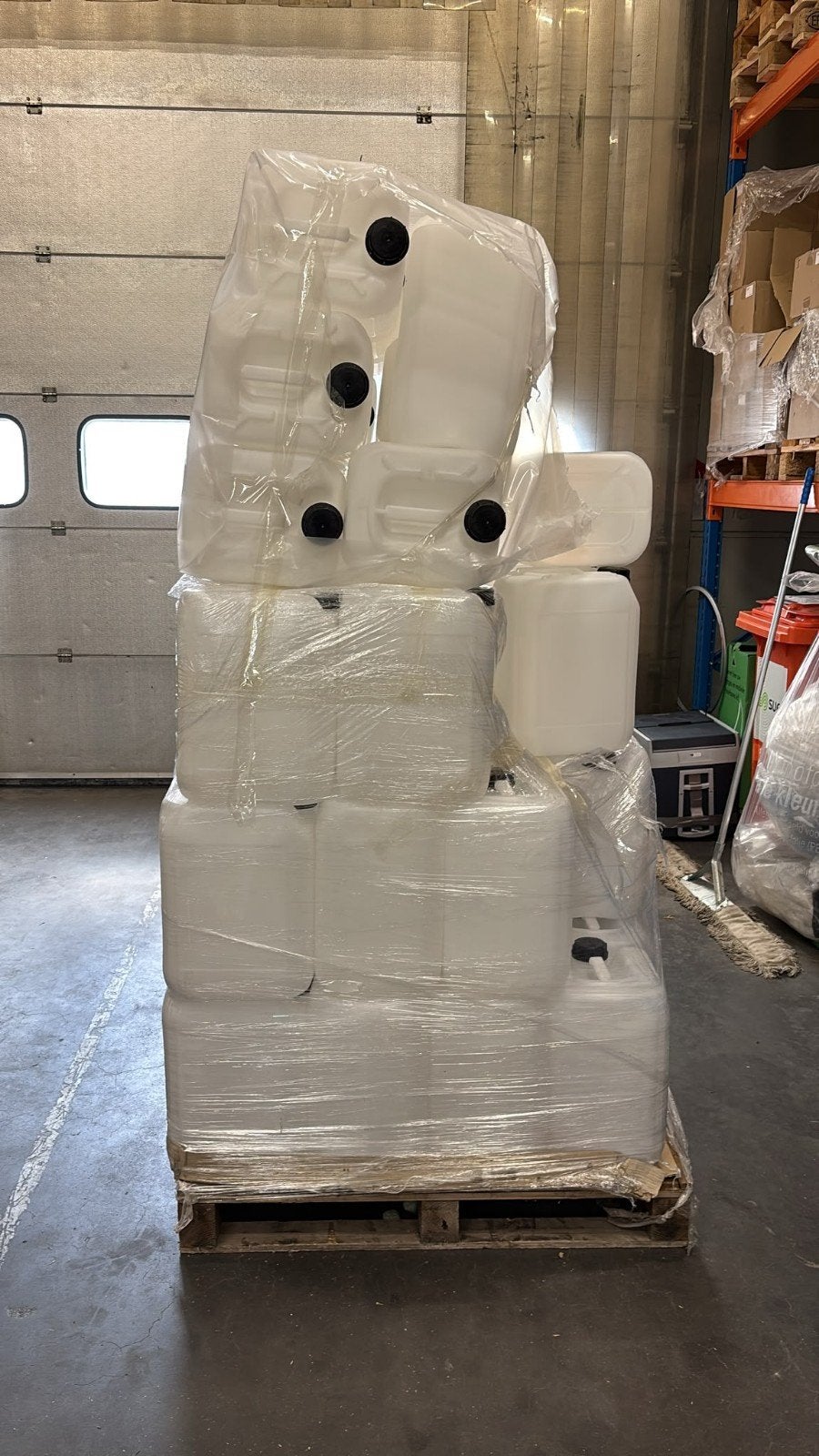 Partij jerry cans, Ophalen