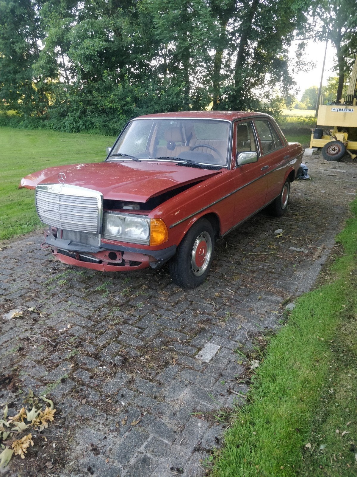 mercedes w123 met schade, Particulier, Te koop