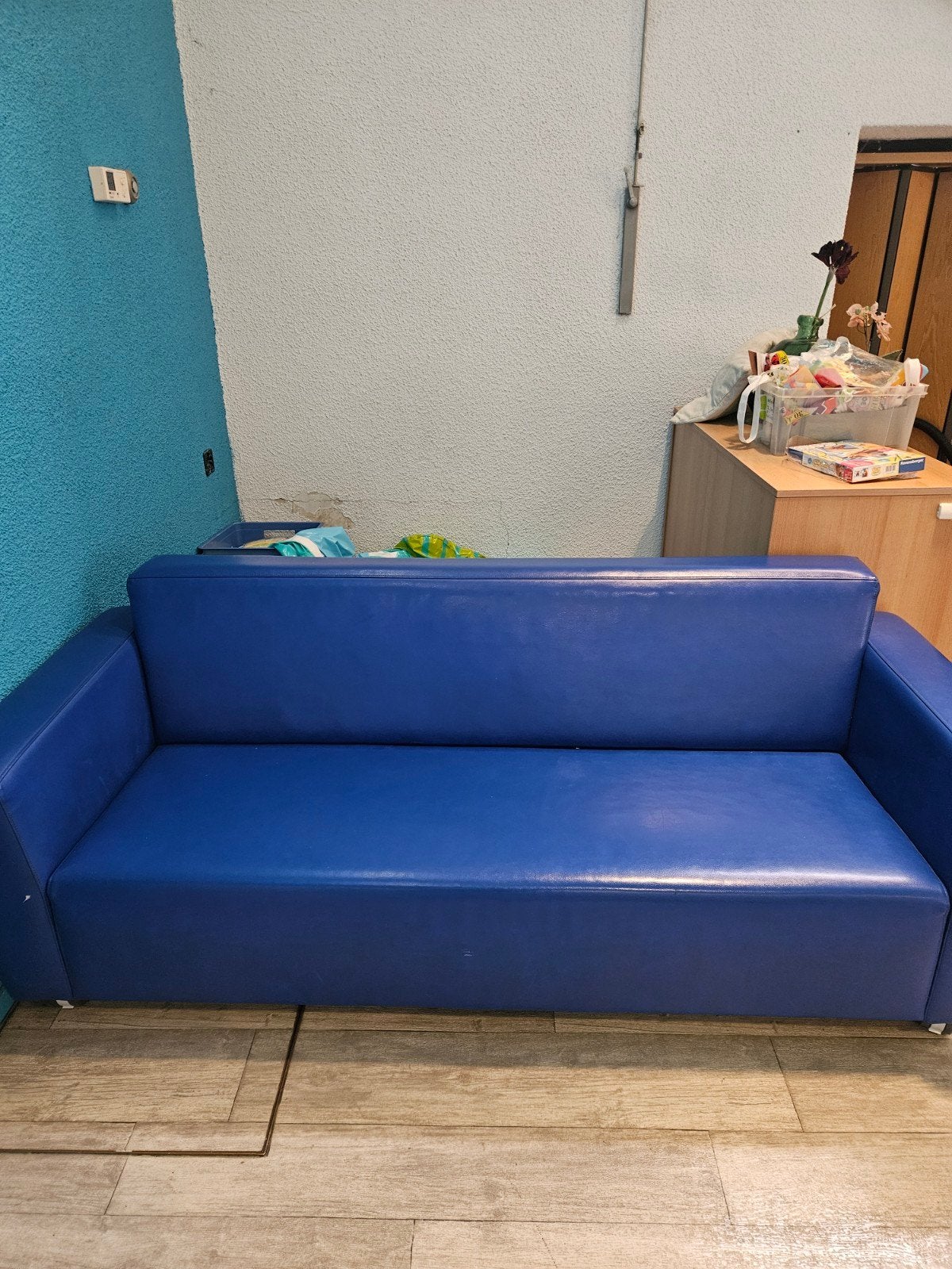 Blauwe kinderbank voor kinderopvang of speelkamer, Huis en Inrichting, Ophalen, Kunststof, Gebruikt, 150 tot 200 cm