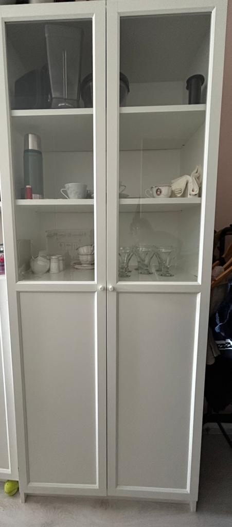 Witte vitrinekast / servieskast met glazen deuren, Zo goed als nieuw, 150 tot 200 cm, 25 tot 50 cm, 50 tot 100 cm