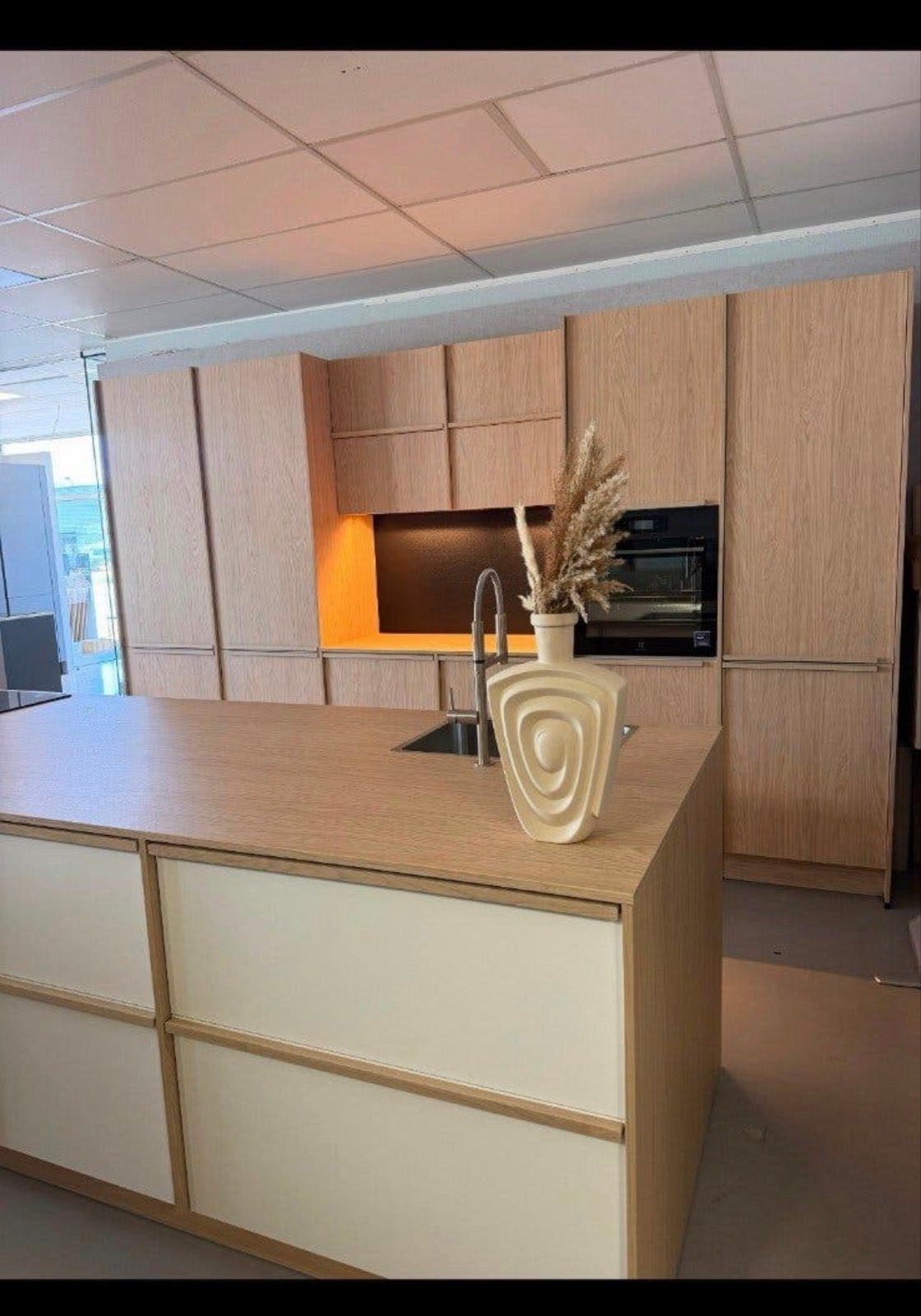 Japandi stijl showroom keuken met kookeiland, Huis en Inrichting, Ophalen, Bruin, Overige typen, Nieuw