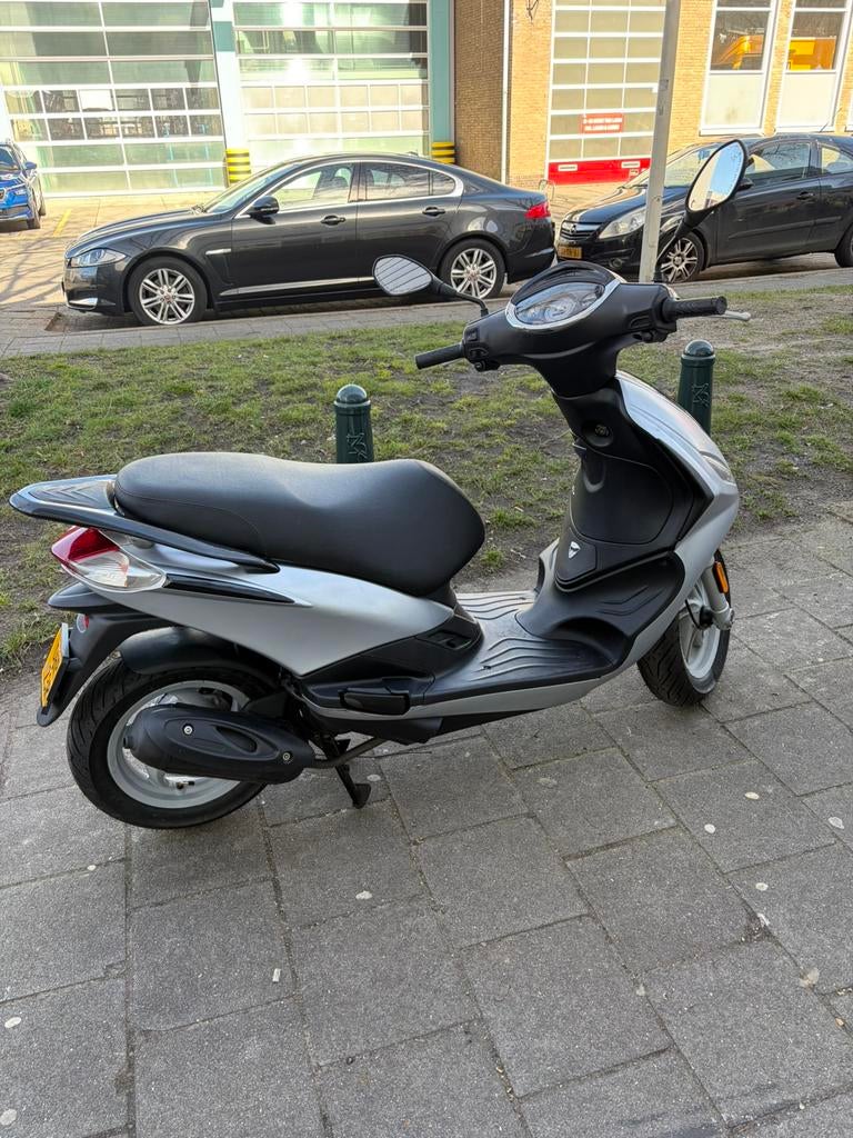 Piagio new fly 2016 grijs zwart, Ophalen of Verzenden, Zo goed als nieuw, Benzine, Fly