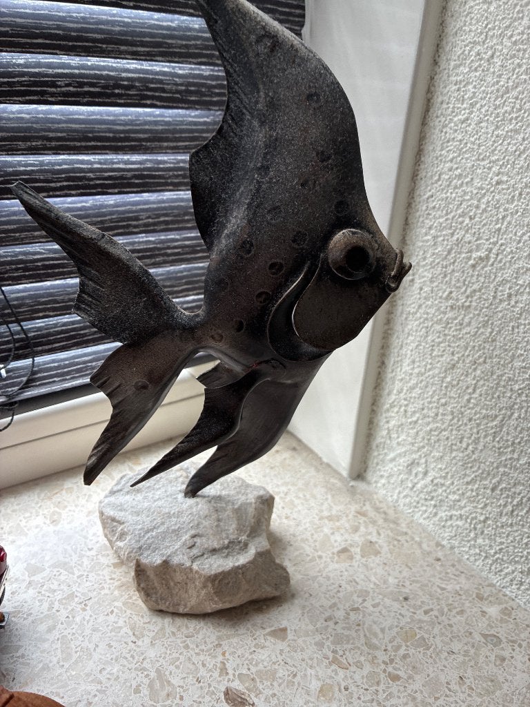 Handgemaakt Metalen Maanvis Sculptuur op Stenen Voet, Brutalistisch, Ophalen of Verzenden, Handgemaakt, 20 - 50 cm