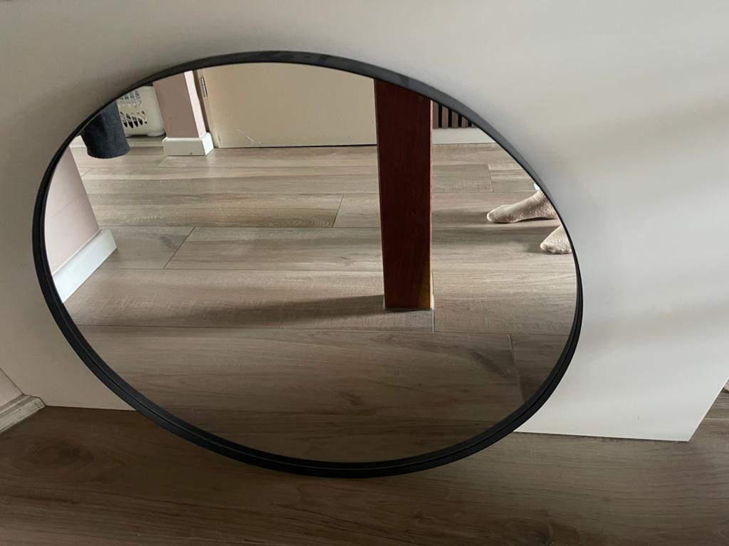 Ronde spiegel met een zwart rand, Huis en Inrichting, Woonaccessoires | Spiegels, Ophalen, Rond, Zo goed als nieuw, Minder dan 100 cm