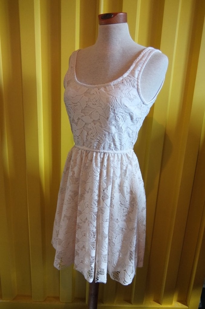 Zara TRF broderie jurk gebroken wit maat 36, Kleding | Dames, Ophalen of Verzenden, Zo goed als nieuw, Maat 36 (S), Boven de knie