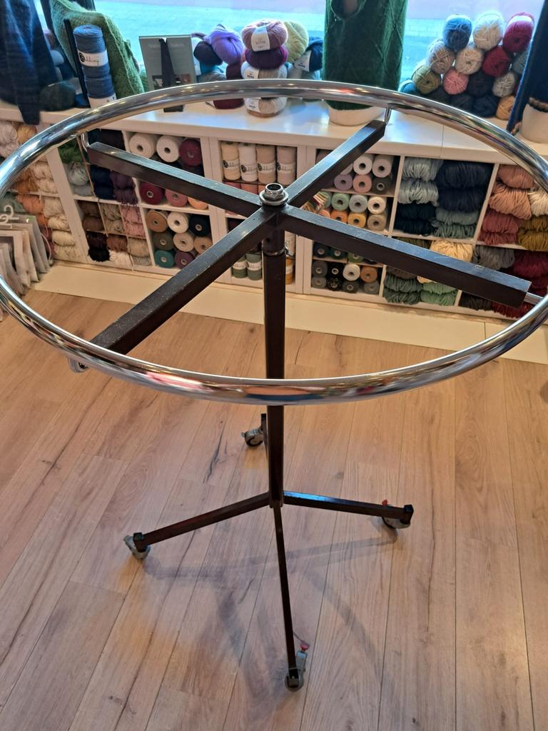 Kledingrek Rond op Wielen – Ø 90 cm – Hoogte 120 cm, Kleding | Dames, Kledingrekken, Ophalen of Verzenden, Met wielen, Zo goed als nieuw