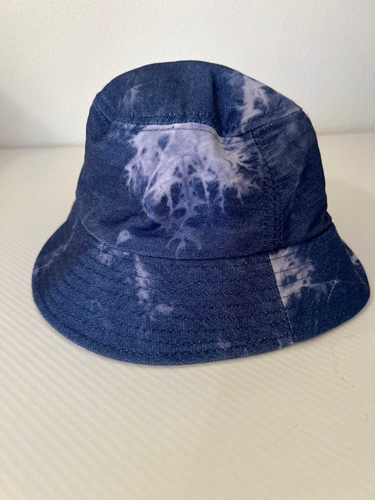 Unieke Tie-Dye Denim Bucket Hat - Maat m, Ophalen of Verzenden, Zo goed als nieuw, 56 of 57 cm (M, 7 of 7⅛ inch), Hoed