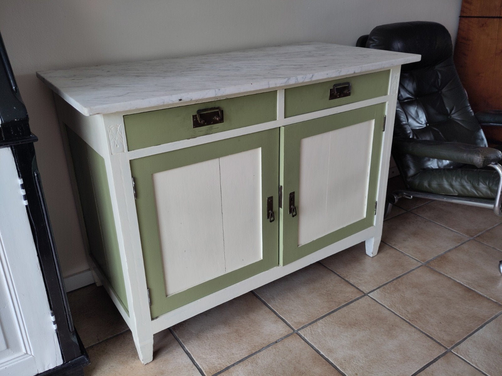 Vintage dressoir met marmeren blad en groene accenten, Ophalen of Verzenden