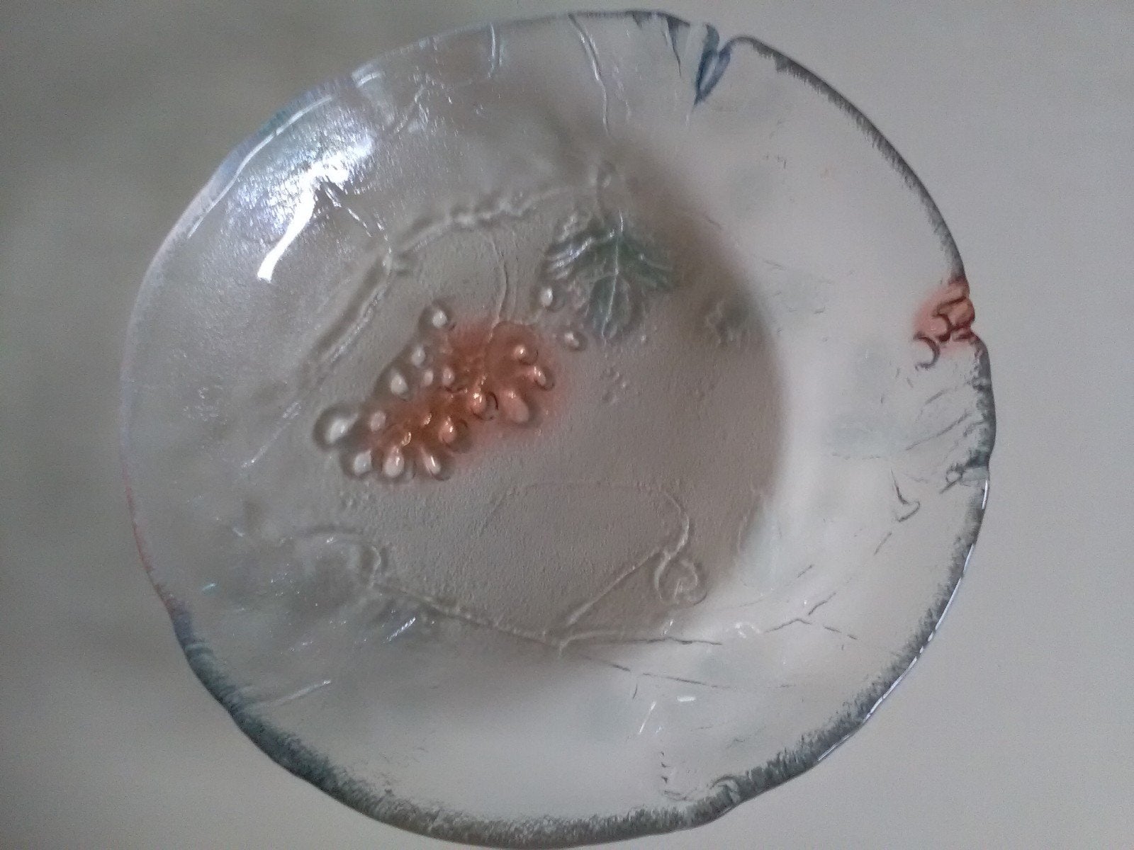 Grote glazen fruitschaal  met gekleurde druiventrossen, Ophalen of Verzenden